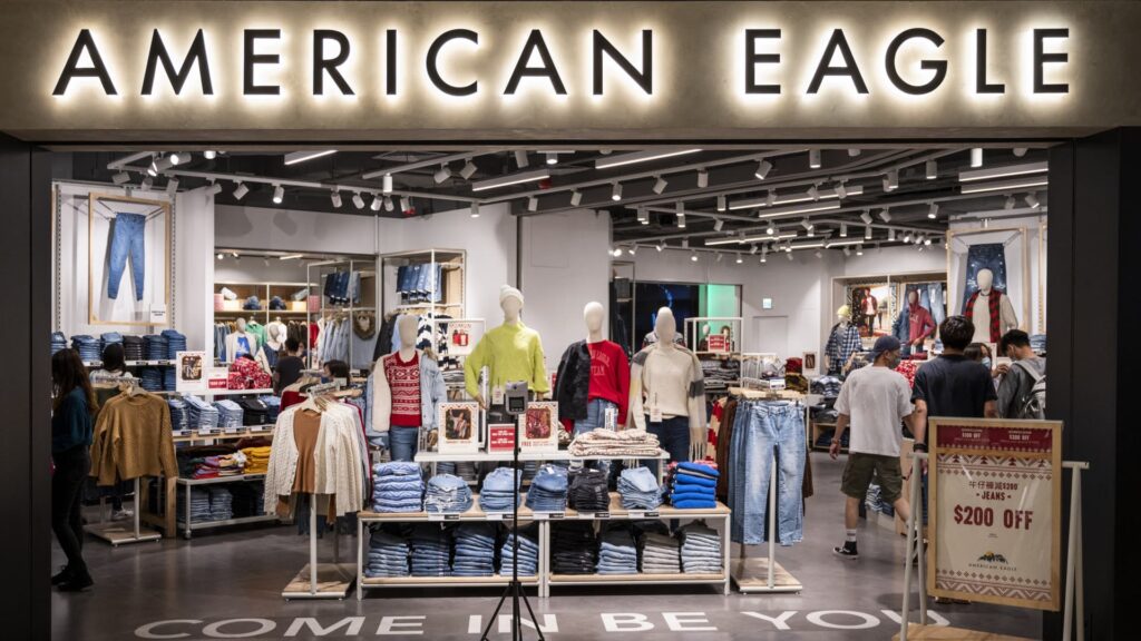 Shares of American Eagle plummet on unimpressive holiday forecast Shares of American Eagle plummet on unimpressive holiday forecast