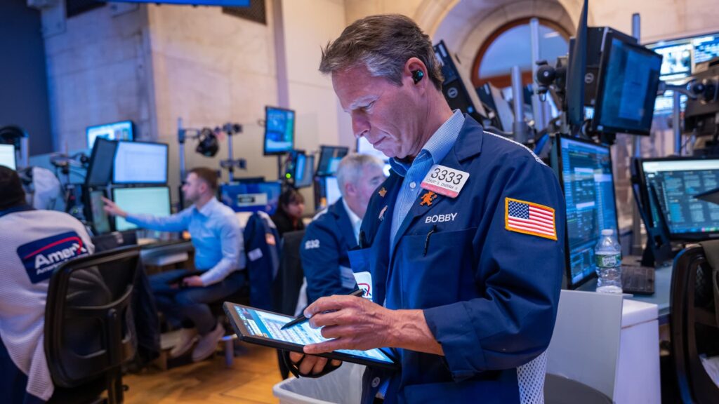 Treasury yields rise as investors weigh economic outlook Treasury yields rise as investors weigh economic outlook