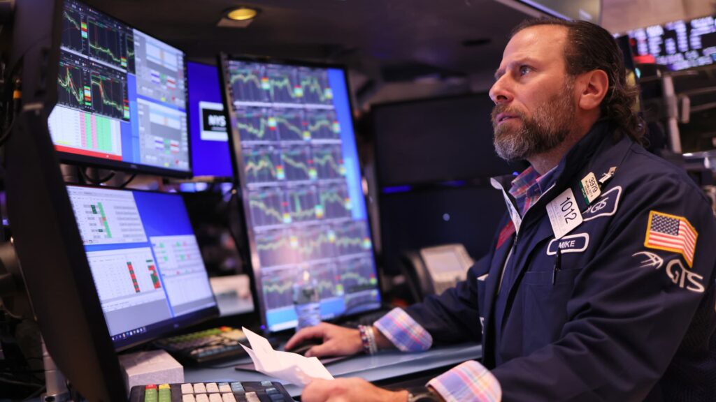Treasury yields fall as investors await Fed meeting minutes Treasury yields fall as investors await Fed meeting minutes