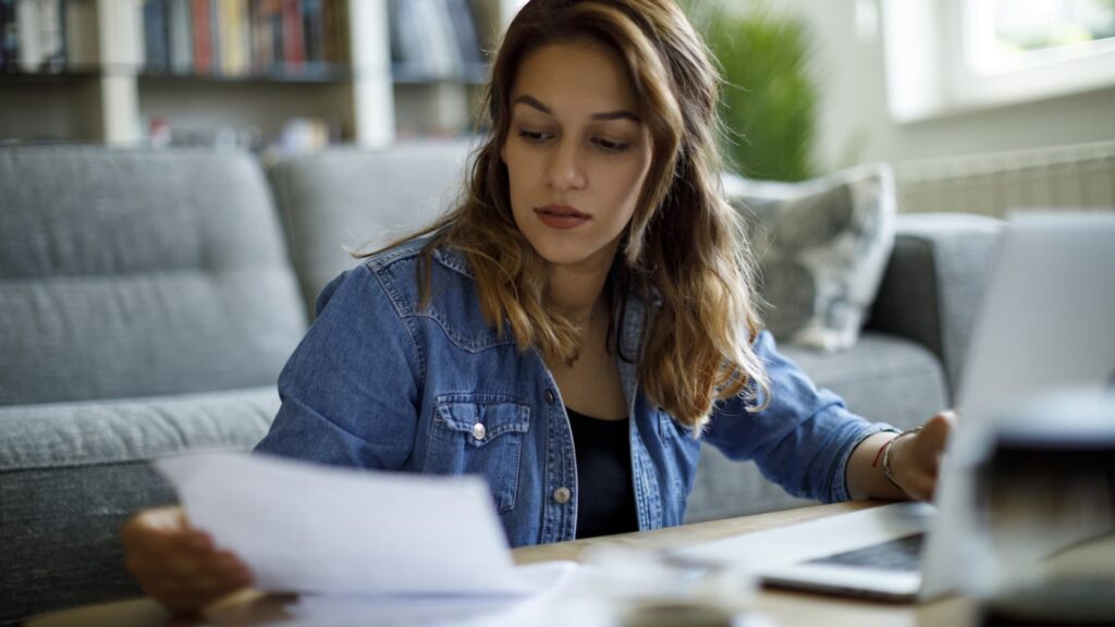 Despite strong economy, Americans are spending less: ‘I feel like I’m always holding my breath’ Despite strong economy, Americans are spending less: ‘I feel like I’m always holding my breath’