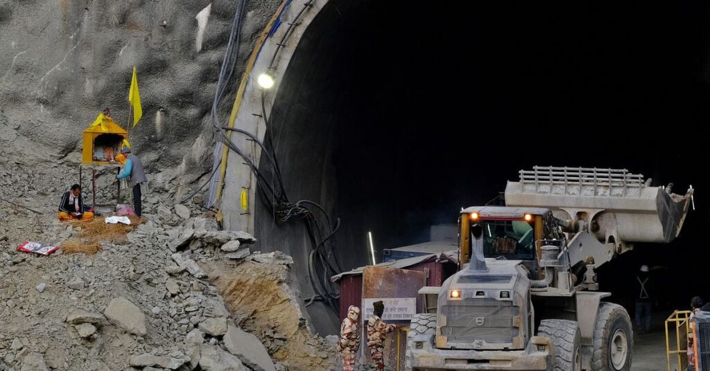 Drilling snag delays rescue of 41 men stuck in Indian tunnel Drilling snag delays rescue of 41 men stuck in Indian tunnel