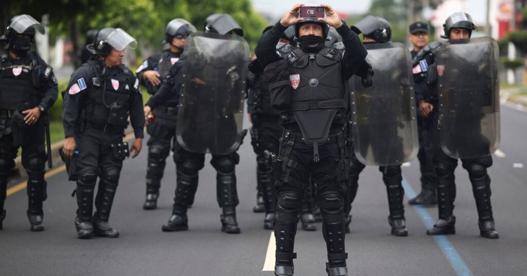 El Salvador hosts Miss Universe as protesters denounce mass arrests El Salvador hosts Miss Universe as protesters denounce mass arrests