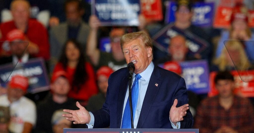 Trump wins Texas governor Abbott’s endorsement at US-Mexico border Trump wins Texas governor Abbott’s endorsement at US-Mexico border