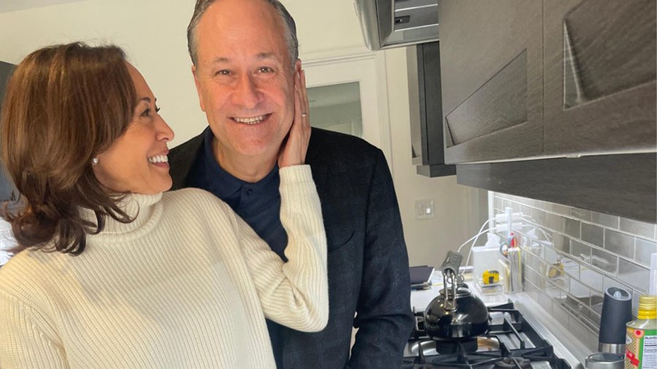 Kamala Harris roasted for Thanksgiving pic: ‘Is that a gas stove?’ Kamala Harris roasted for Thanksgiving pic: ‘Is that a gas stove?’