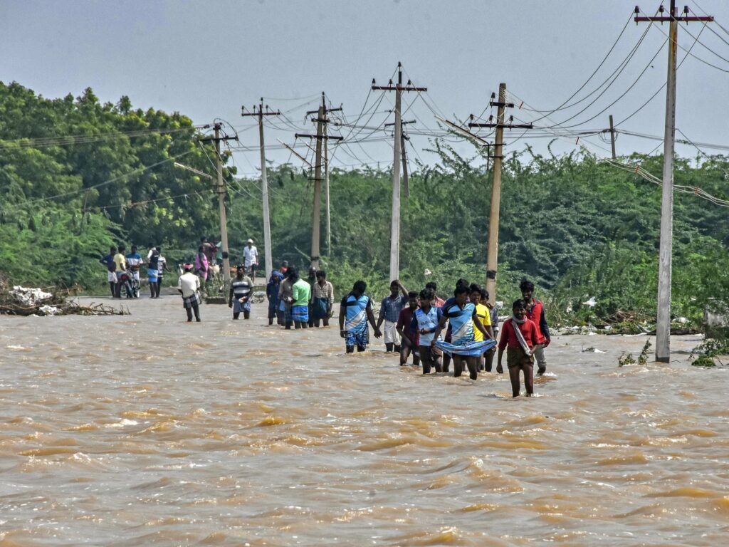 Deadly floods in India leave hundreds stranded Deadly floods in India leave hundreds stranded