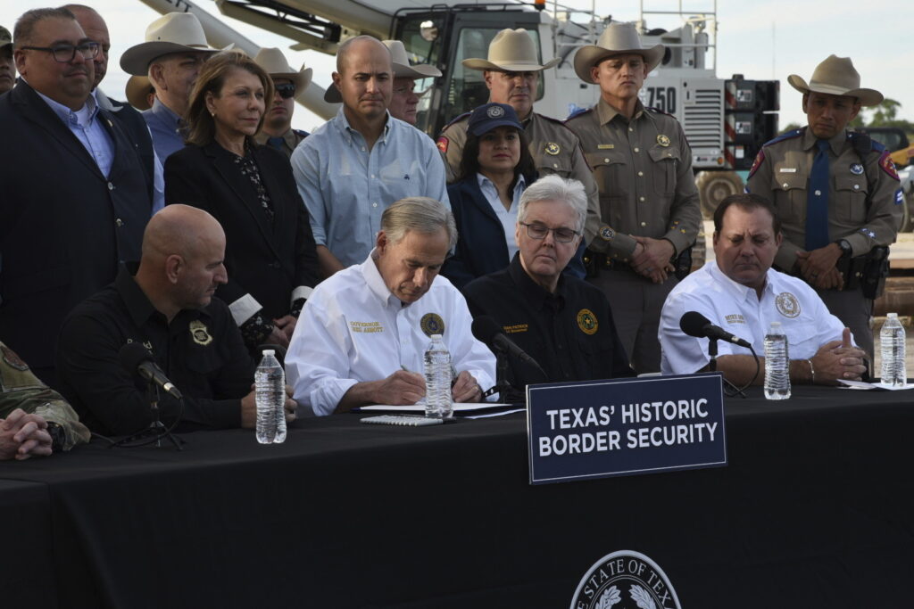 Texas governor signs law allowing arrest of suspected illegal migrants Texas governor signs law allowing arrest of suspected illegal migrants