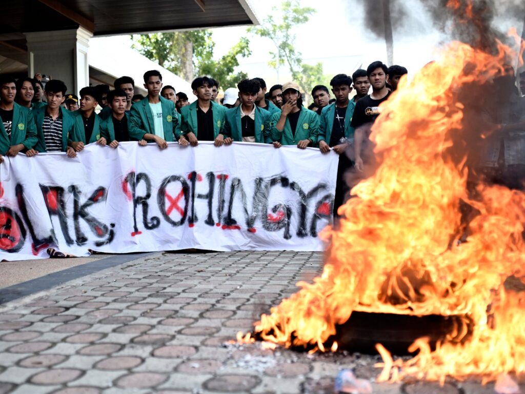 Indonesian students demand deportation of Rohingya refugees