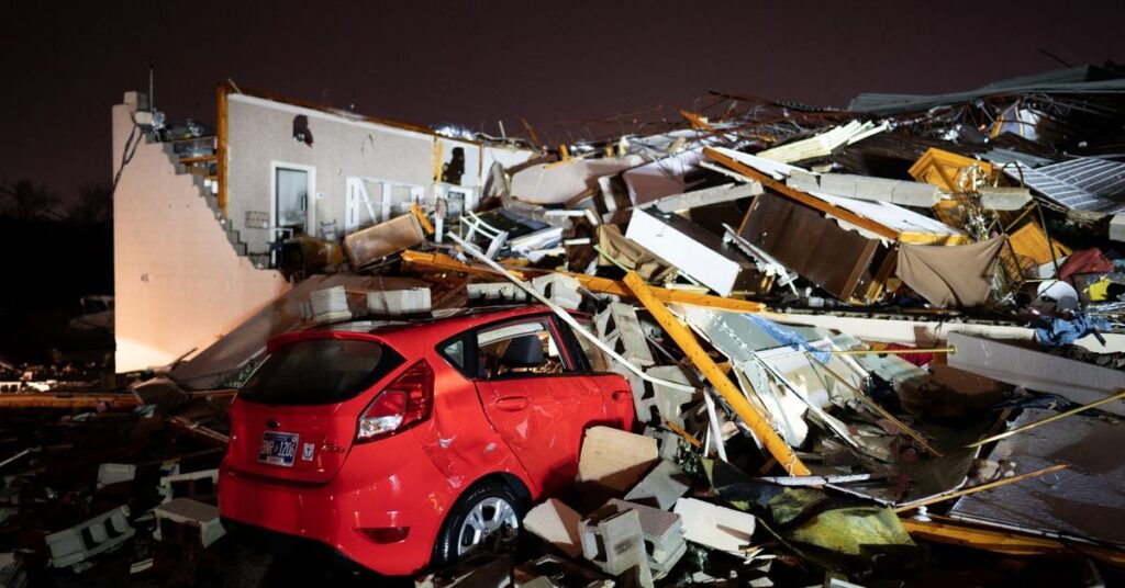 Tennessee tornadoes leave at least 6 dead, tens of thousands without power Tennessee tornadoes leave at least 6 dead, tens of thousands without power