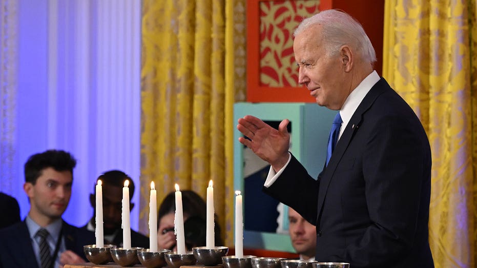 President Biden tells crowd ‘I am a Zionist’ at Hanukkah ceremony, condemns silence on antisemitism President Biden tells crowd ‘I am a Zionist’ at Hanukkah ceremony, condemns silence on antisemitism