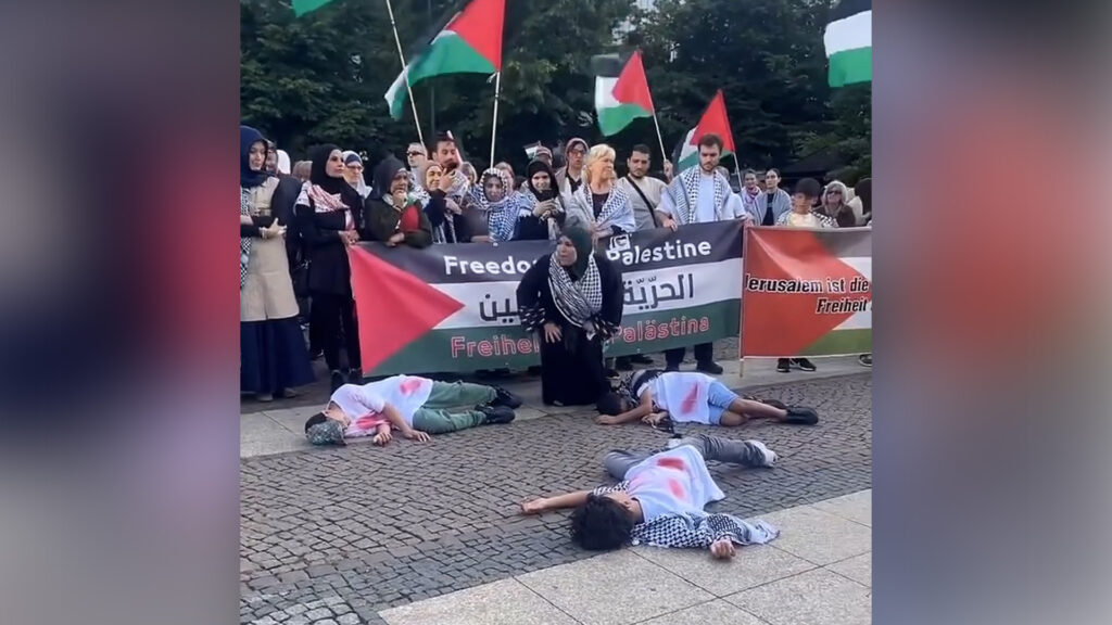 Protesters recreate mini-Gaza scene in Berlin to highlight suffering Protesters recreate mini-Gaza scene in Berlin to highlight suffering