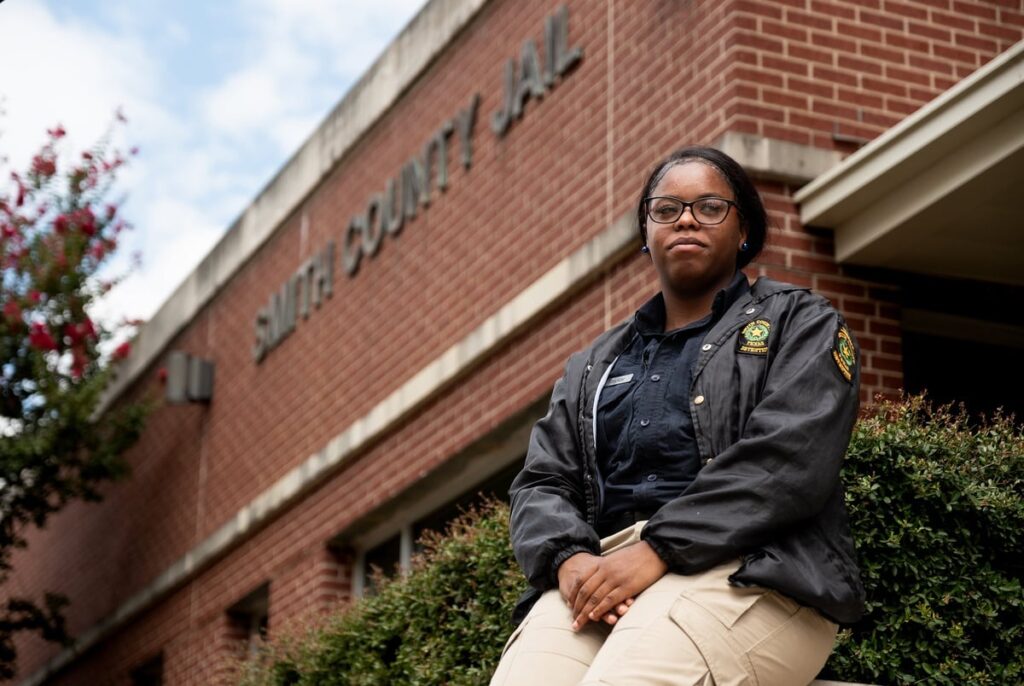 Texas prisons and jails are recruiting more teenagers to shore up guard shortage Texas prisons and jails are recruiting more teenagers to shore up guard shortage