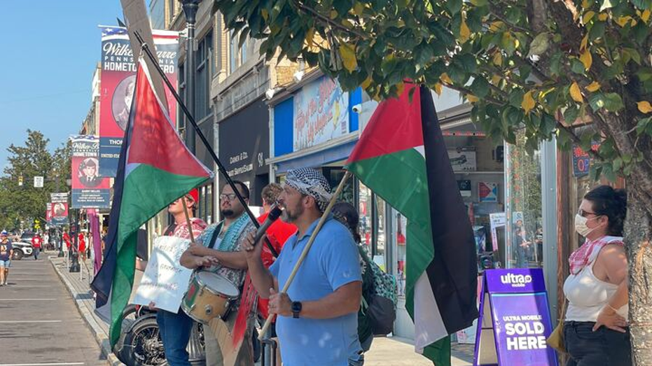 Pro-Palestinian protesters taunt Harris rallygoers as veep supporter hits back: What ‘About Hamas?’ Pro-Palestinian protesters taunt Harris rallygoers as veep supporter hits back: What ‘About Hamas?’