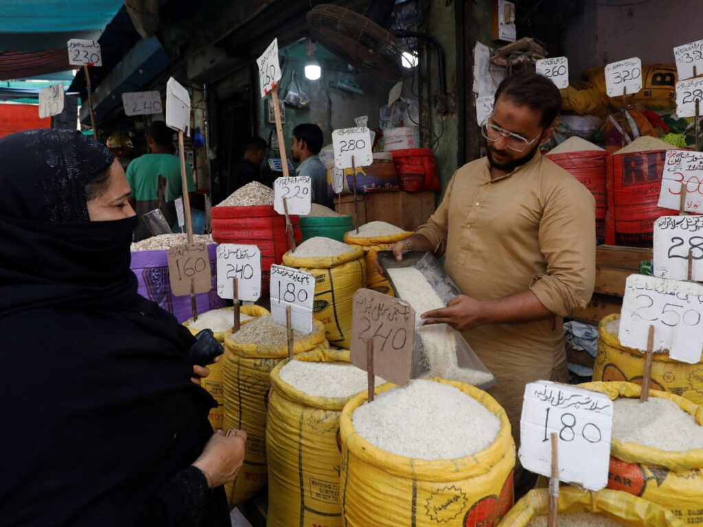 Rice battle heats up as India, Pakistan lift export curbs Rice battle heats up as India, Pakistan lift export curbs