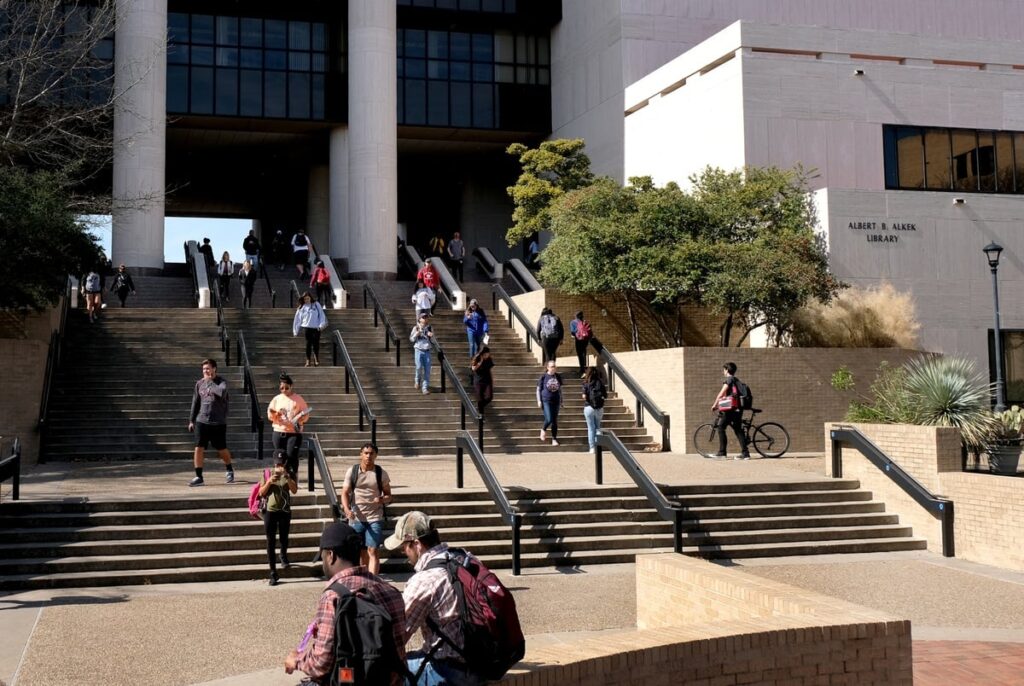 Texas students with immigrant parents lost out on college aid because of FAFSA glitch Texas students with immigrant parents lost out on college aid because of FAFSA glitch