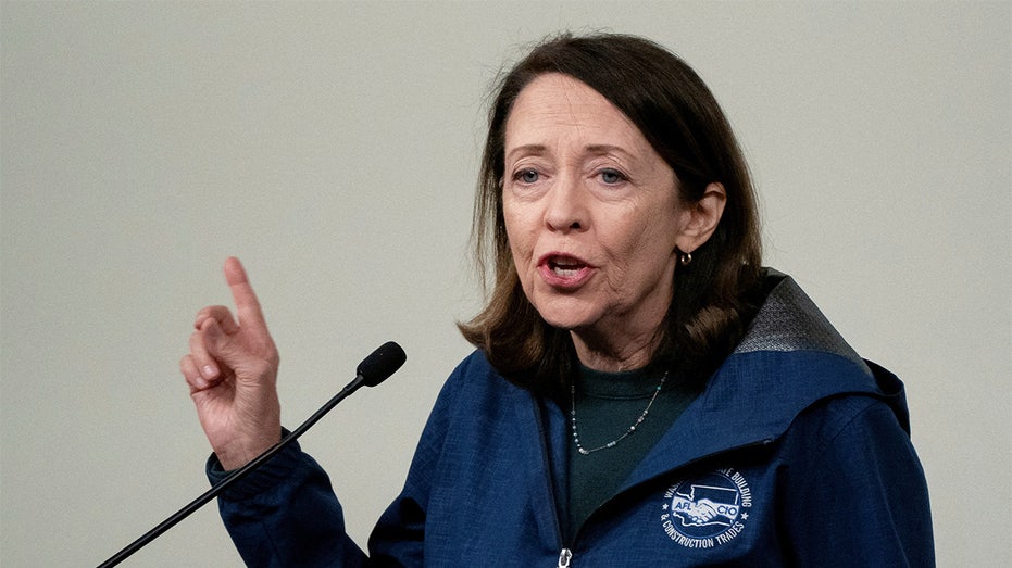 Striking Boeing workers boo after Democratic Sen. Maria Cantwell criticizes Trump Striking Boeing workers boo after Democratic Sen. Maria Cantwell criticizes Trump