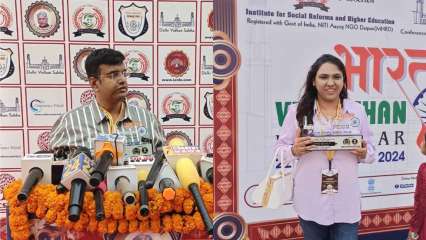 Bharat Vibhushan Puraskar Awarded to Surabhi and Sachin Dhanwala for Excellence in Nadi Parikshan and Health Numerology