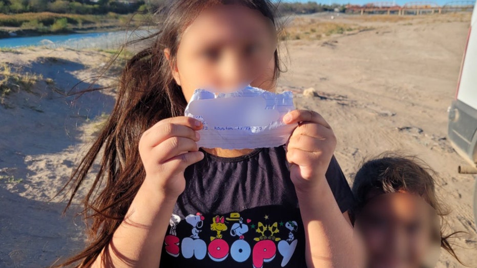 Smugglers abandon two migrant girls at southern border with note to authorities Smugglers abandon two migrant girls at southern border with note to authorities