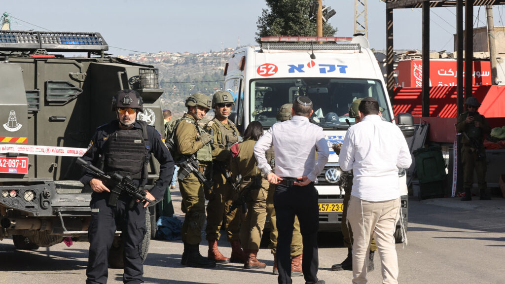 Shooting in the occupied West Bank kills three Israelis Shooting in the occupied West Bank kills three Israelis