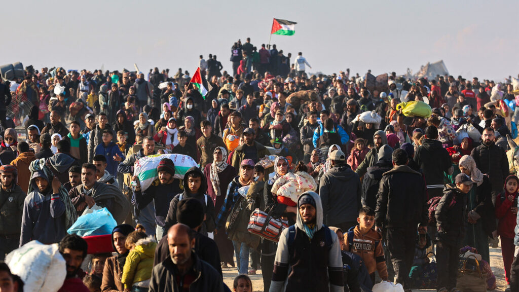 Large crowds of displaced Palestinians head to northern Gaza