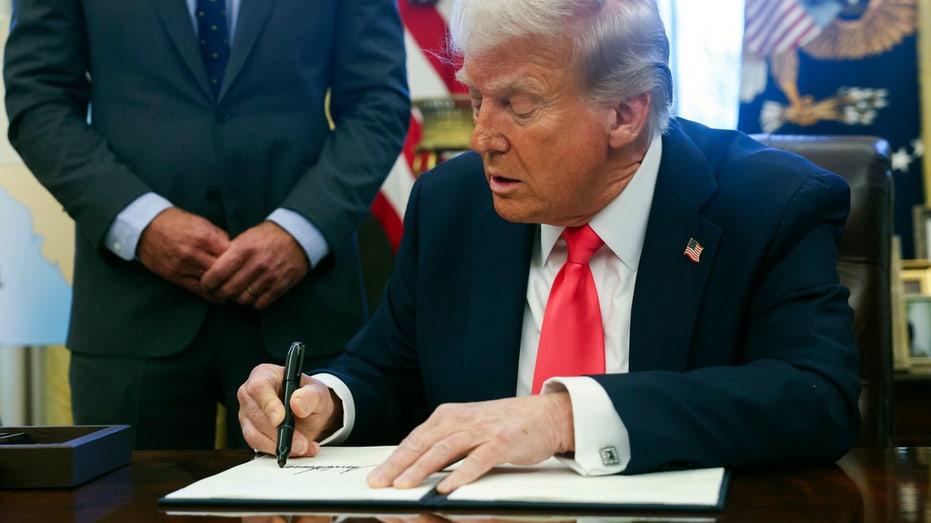 Trump signs executive order to make healthcare prices ‘transparent’ Trump signs executive order to make healthcare prices ‘transparent’