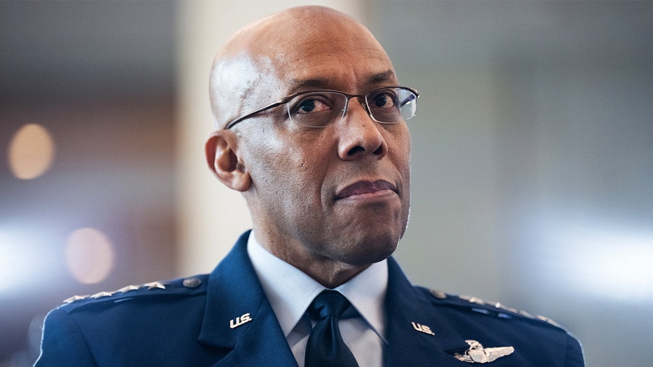 Joint Chiefs chairman heads to US-Mexico border to review troops Joint Chiefs chairman heads to US-Mexico border to review troops