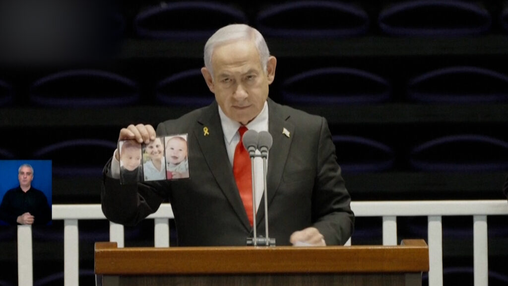 Video: Netanyahu heckled while showing photos of Bibas family Video: Netanyahu heckled while showing photos of Bibas family