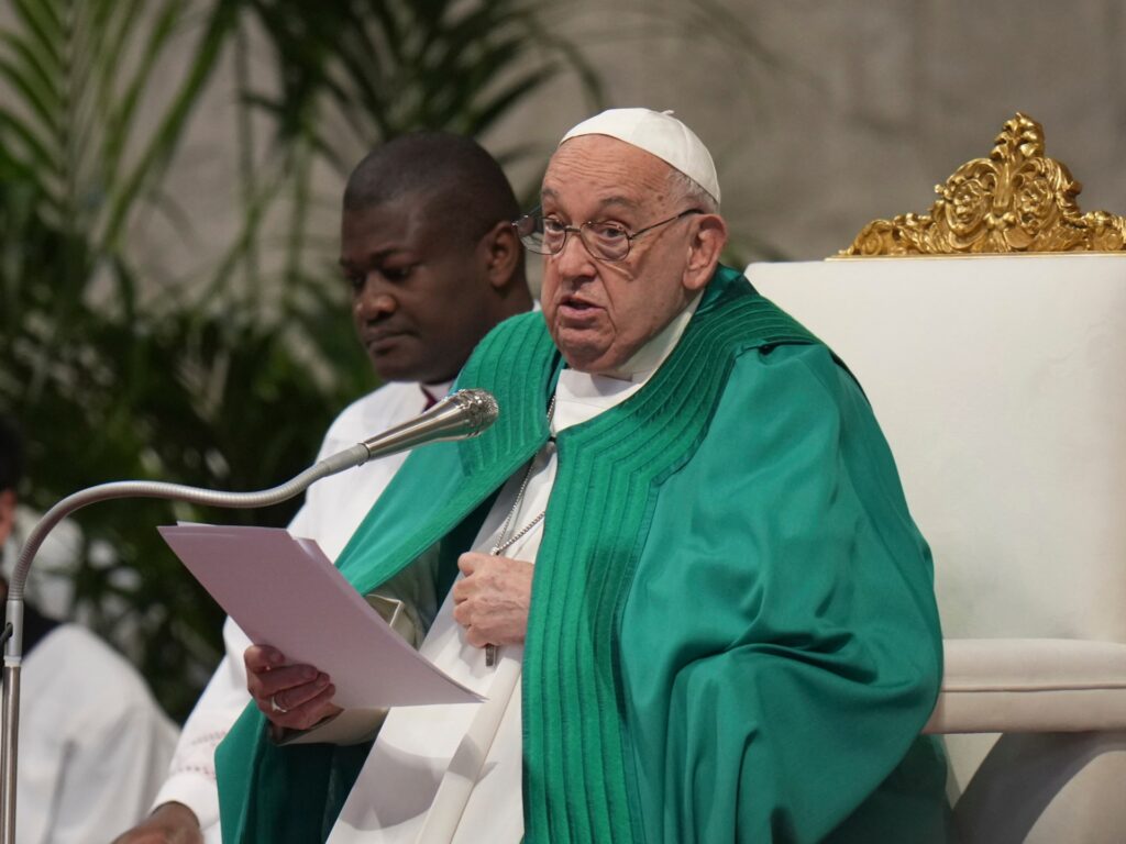 Pope Francis’s condition not life threatening, medical team says Pope Francis’s condition not life threatening, medical team says