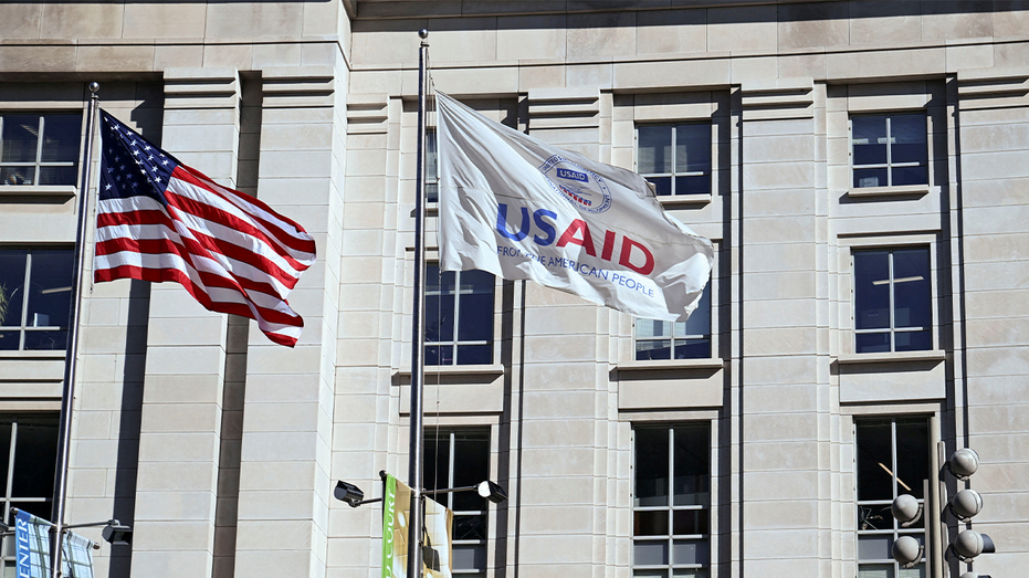 Chief Justice John Roberts pauses judge’s order for Trump admin to pay foreign aid contractors by midnight Chief Justice John Roberts pauses judge’s order for Trump admin to pay foreign aid contractors by midnight