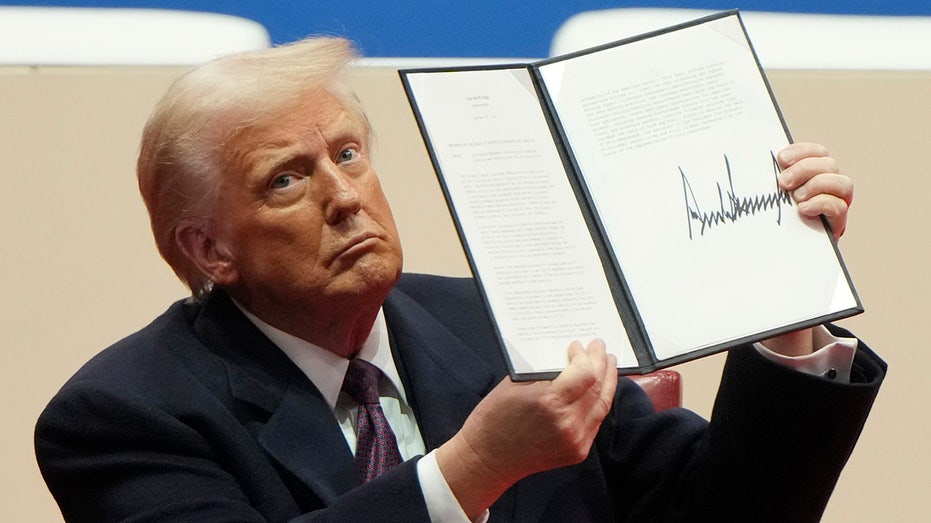 Judge blocks Trump admin from targeting Democratic law firm after attorneys warn of firm’s demise Judge blocks Trump admin from targeting Democratic law firm after attorneys warn of firm’s demise