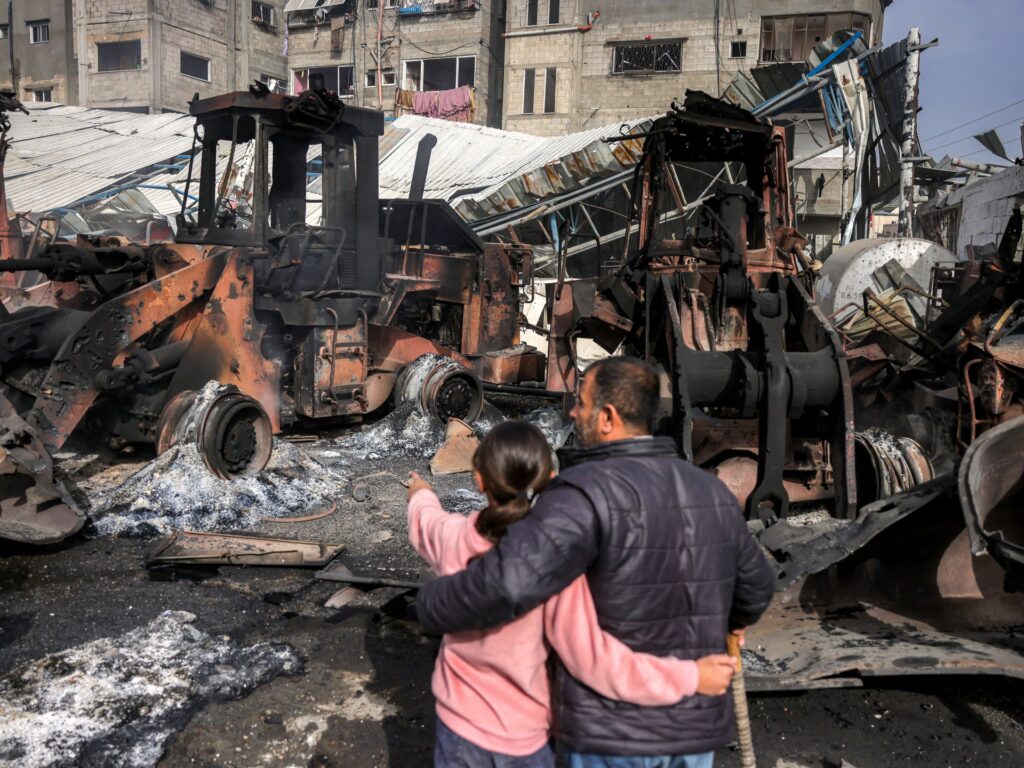 Israeli attacks kill 28 in Gaza, destroy bulldozers for recovering the dead Israeli attacks kill 28 in Gaza, destroy bulldozers for recovering the dead