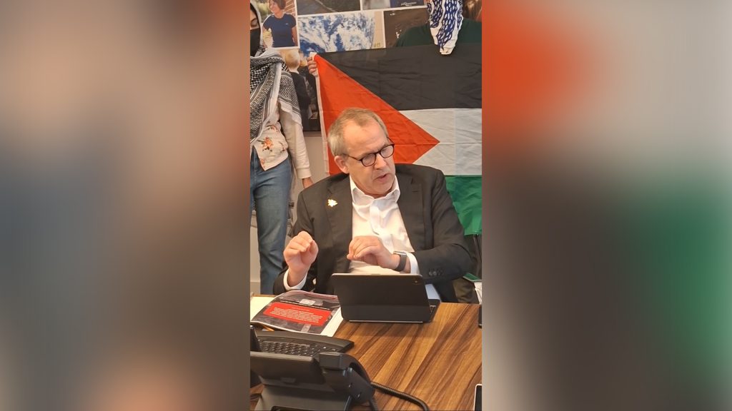 Pro-Palestinian students confront University of Manchester leadership Pro-Palestinian students confront University of Manchester leadership