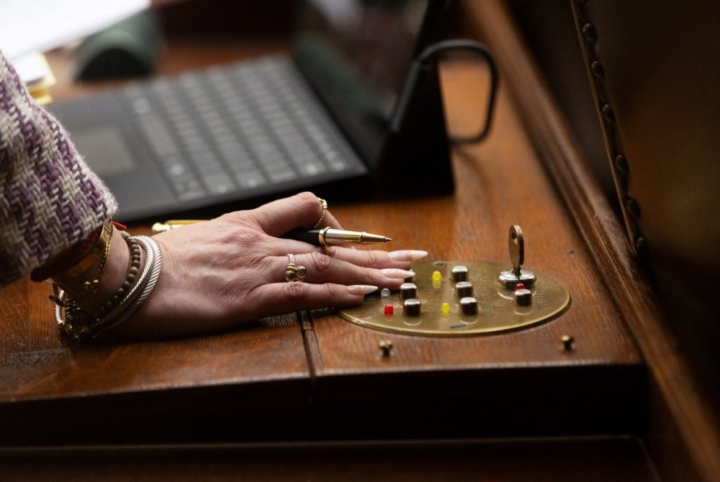 Overriding a Texas governor’s veto can be impossible. Lawmakers are trying to change that.