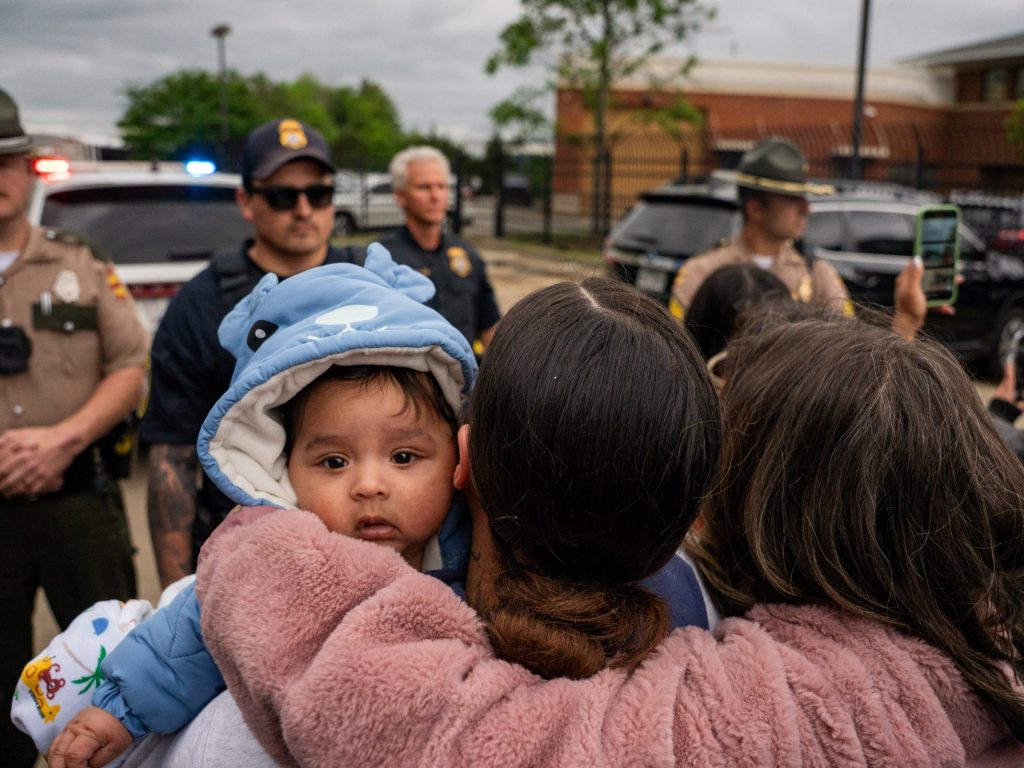US offers ,000 stipend to migrants who self-deport US offers ,000 stipend to migrants who self-deport