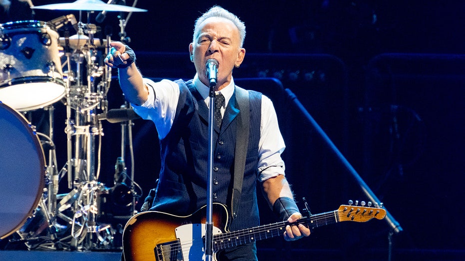 Bruce Springsteen ignores question about Trump feud while signing autographs: video