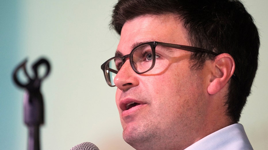 Pittsburgh mayoral primary sees major upset as ‘old guard’ candidate defeats progressive incumbent Ed Gainey Pittsburgh mayoral primary sees major upset as ‘old guard’ candidate defeats progressive incumbent Ed Gainey