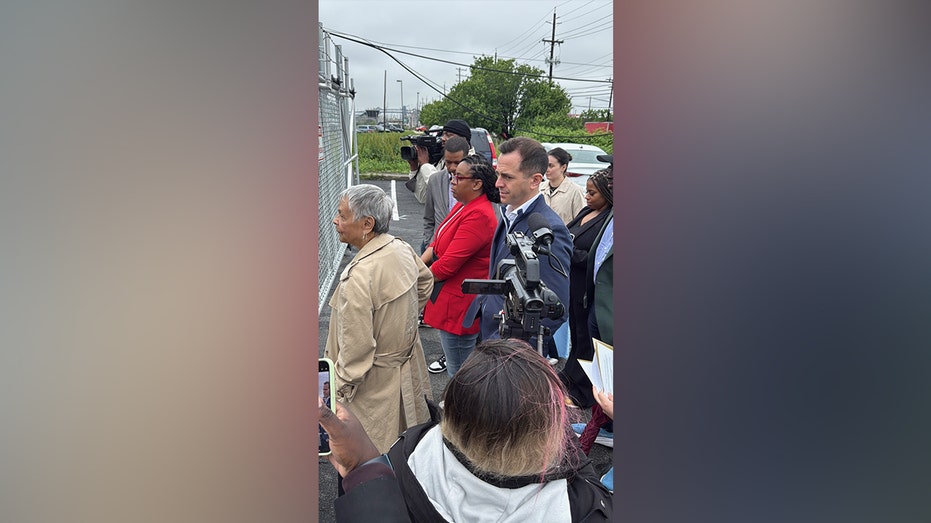 Newark mayor arrested as Dem Congress members storm New Jersey ICE prison to conduct ‘oversight visit’