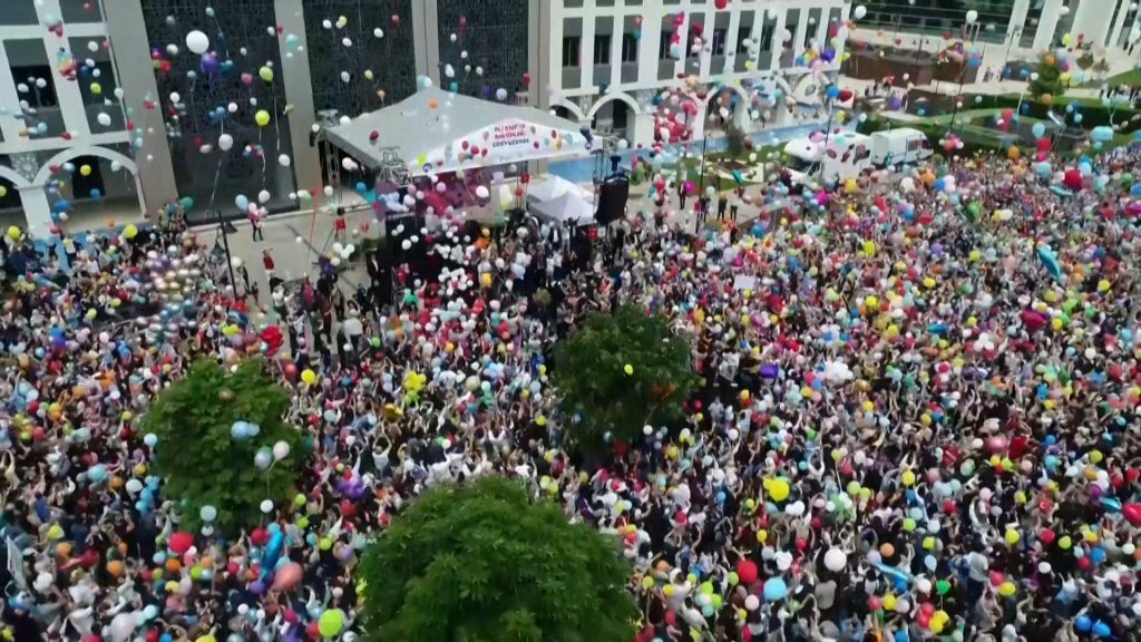 Thousands of people celebrate toddler’s cancer recovery in Istanbul