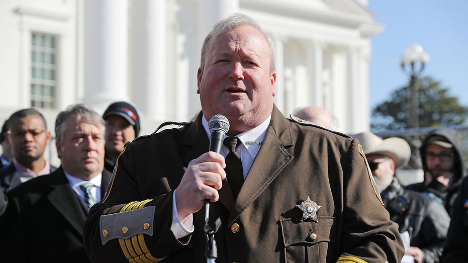Trump pardons former Virginia sheriff convicted of taking K in bribes Trump pardons former Virginia sheriff convicted of taking K in bribes