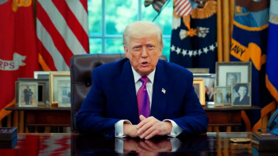 Trump signs EO offering illegal migrants ‘exit bonus’ in first-ever self-deportation program Trump signs EO offering illegal migrants ‘exit bonus’ in first-ever self-deportation program
