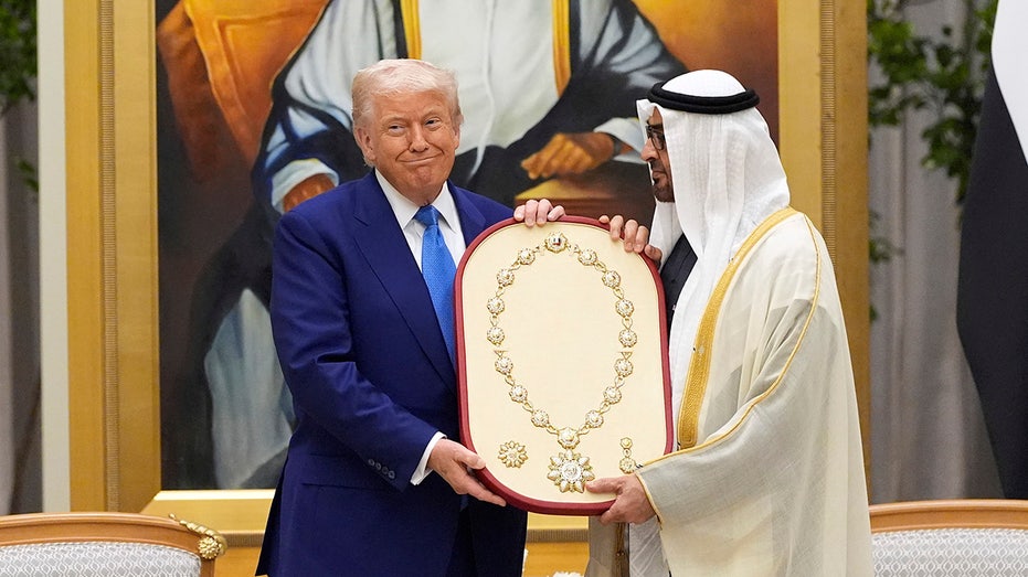UAE’s president bestows highest civilian honor on Trump UAE’s president bestows highest civilian honor on Trump