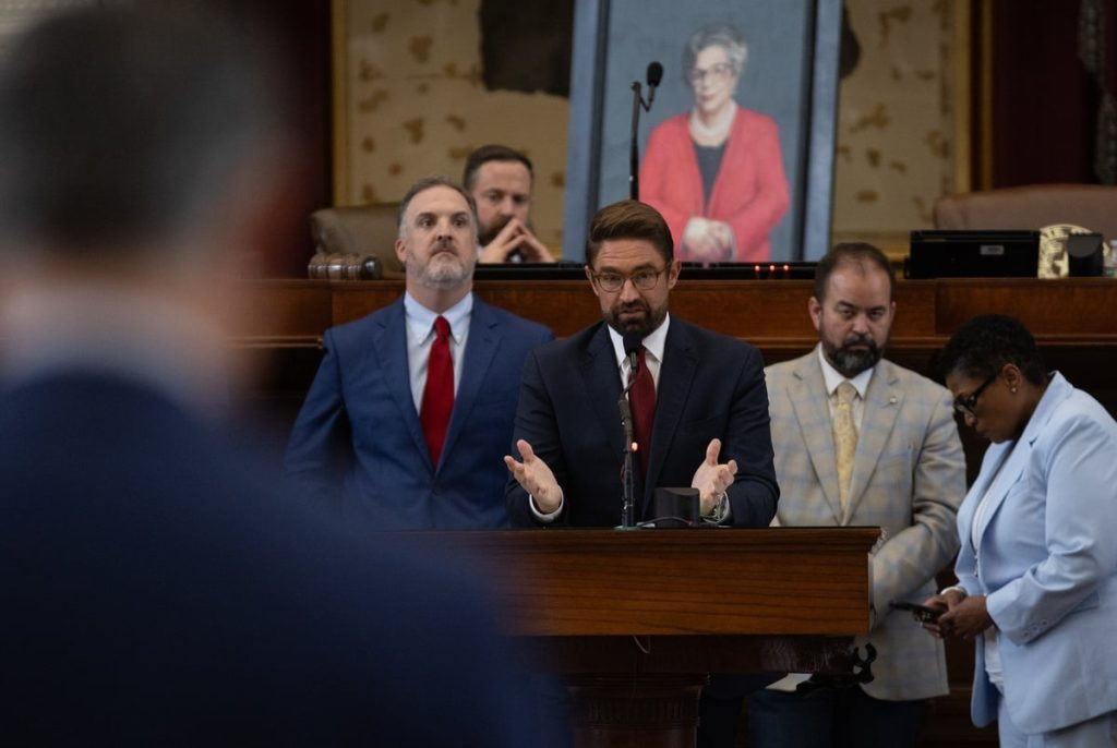 In final act, Texas Legislature boosts judges pay and lawmaker pensions In final act, Texas Legislature boosts judges pay and lawmaker pensions