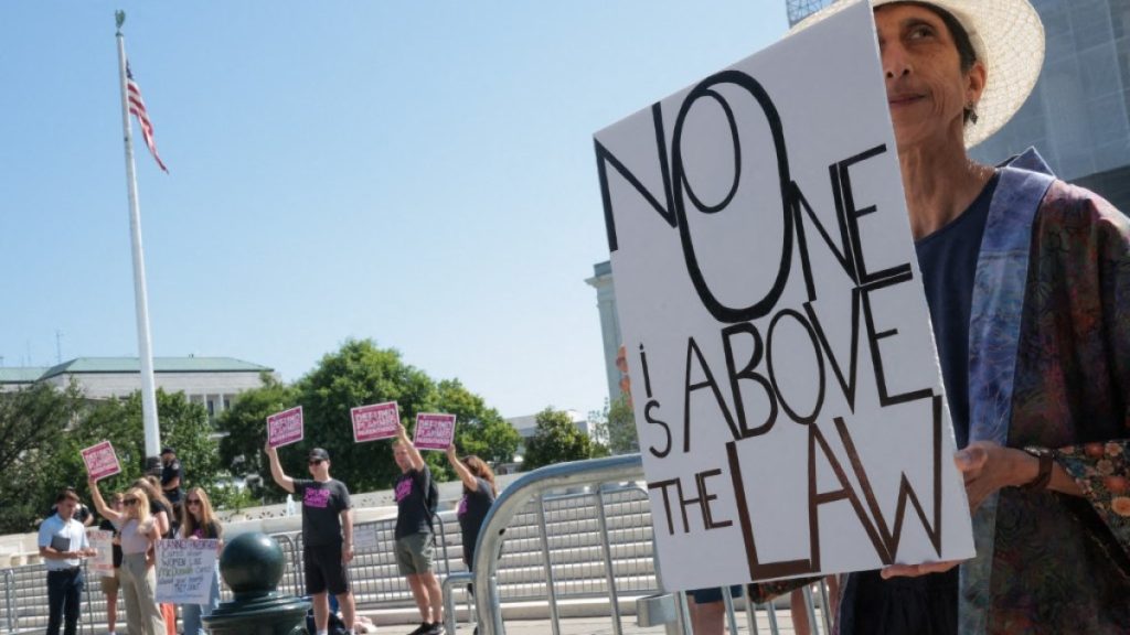 Supreme Court lets Trump restart deporting migrants to ‘third countries’ Supreme Court lets Trump restart deporting migrants to ‘third countries’