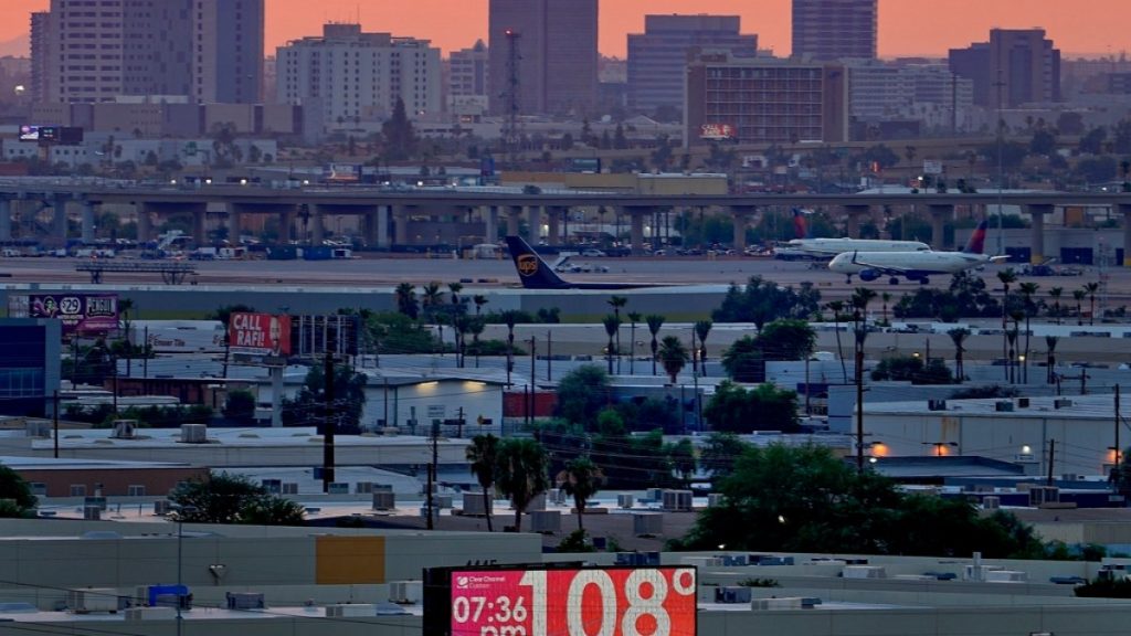 Heatwave poses risks to US power grid Heatwave poses risks to US power grid