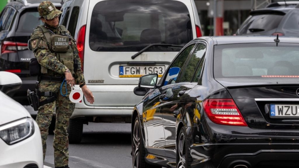 Poland imposes controls on Germany, Lithuania borders to check migration Poland imposes controls on Germany, Lithuania borders to check migration