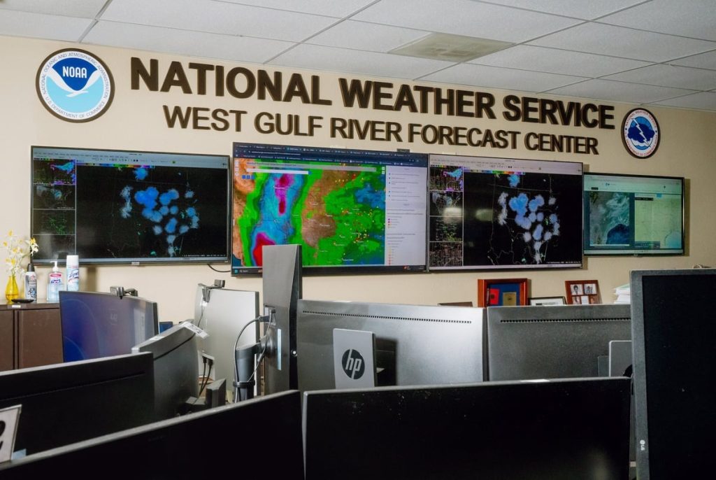 Weather warnings gave officials a 3 hour, 21 minute window to save lives in Kerr County. What happened then remains unclear. Weather warnings gave officials a 3 hour, 21 minute window to save lives in Kerr County. What happened then remains unclear.