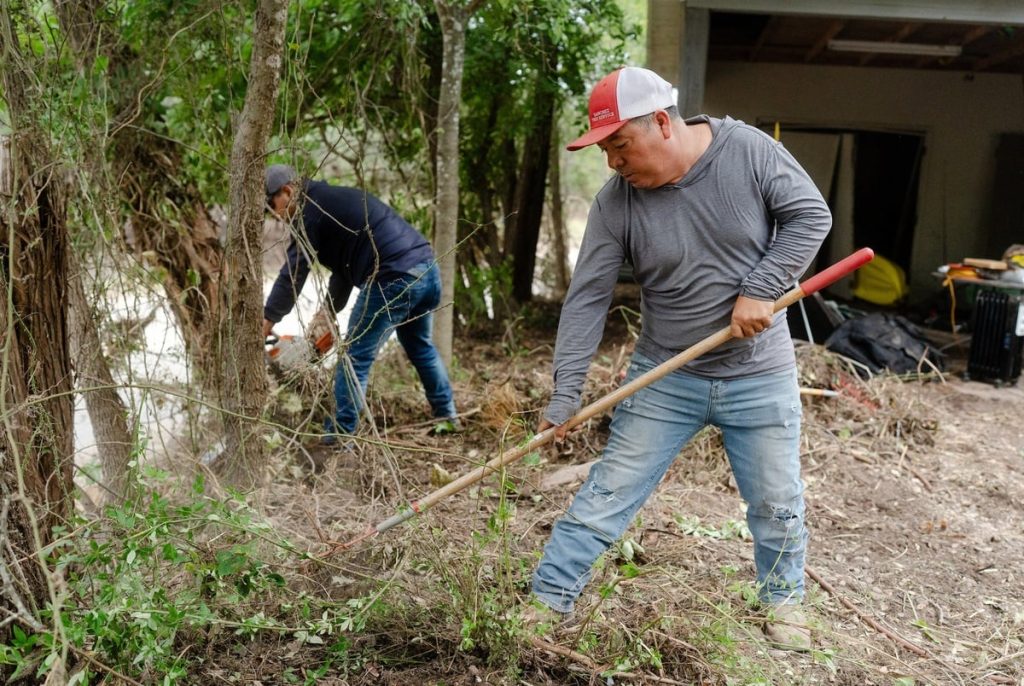 In flood-ravaged Hill Country towns, friends, families and strangers rush in to help with cleanup In flood-ravaged Hill Country towns, friends, families and strangers rush in to help with cleanup