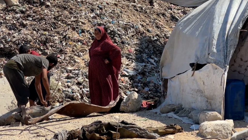 Displaced Palestinians shelter at garbage dumps Displaced Palestinians shelter at garbage dumps