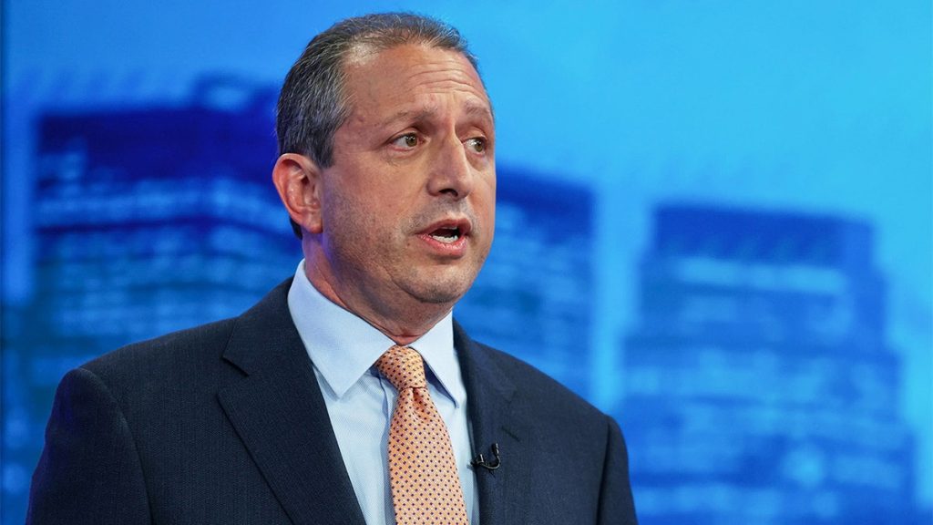 NYC comptroller tries to force way into ICE offices as security locks down federal facility