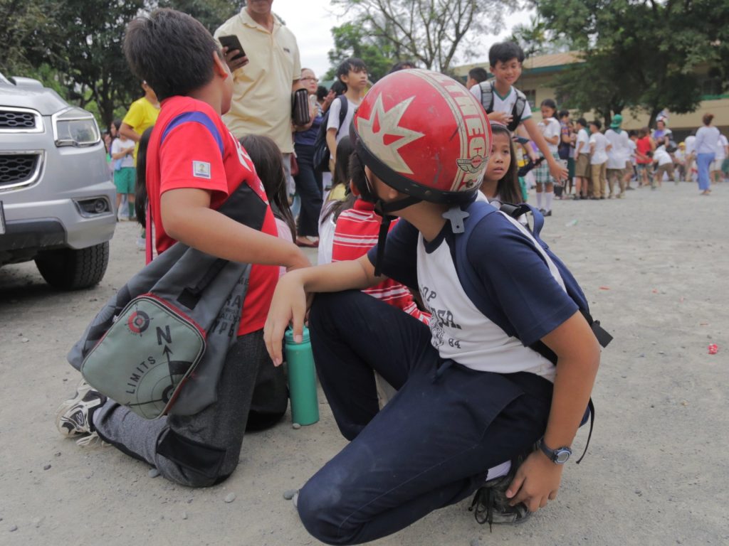 Tsunami threat as magnitude 7.6 earthquake strikes off southern Philippines Tsunami threat as magnitude 7.6 earthquake strikes off southern Philippines