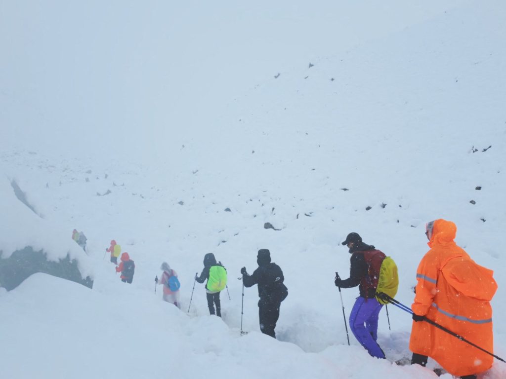 More than 350 trekkers escape blizzard-hit Everest, hundreds still stranded More than 350 trekkers escape blizzard-hit Everest, hundreds still stranded
